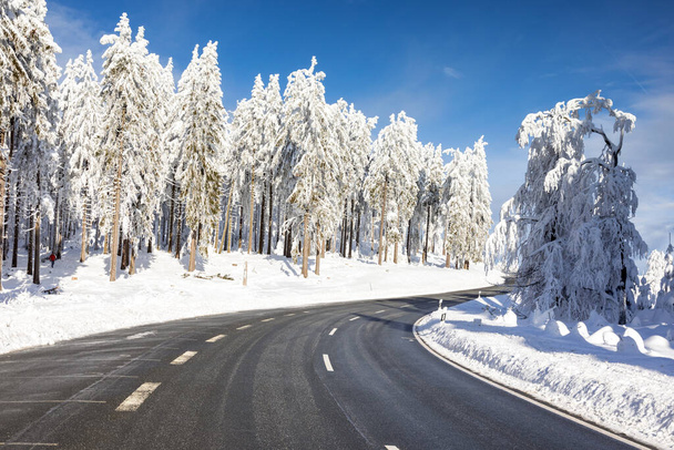 Road at the Feldberg plateau in winter, Taunus, Hesse, Németország - Fotó, kép