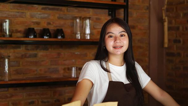 Aasialainen nainen barista smilling katso kamera kahvilassa - Valokuva, kuva
