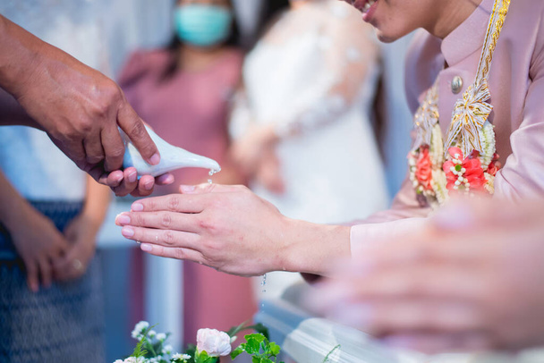 Тайська весільна церемонія поливання молюсків - Фото, зображення