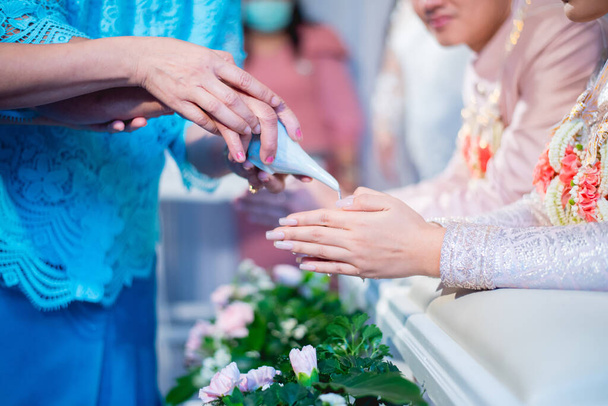 Thai wedding ceremony Watering the conch - Foto, Imagen