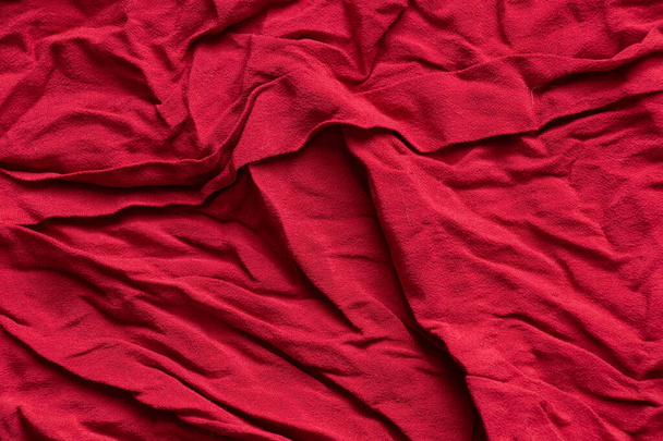 tissu viscose ridé rouge comme fond close-up - Photo, image
