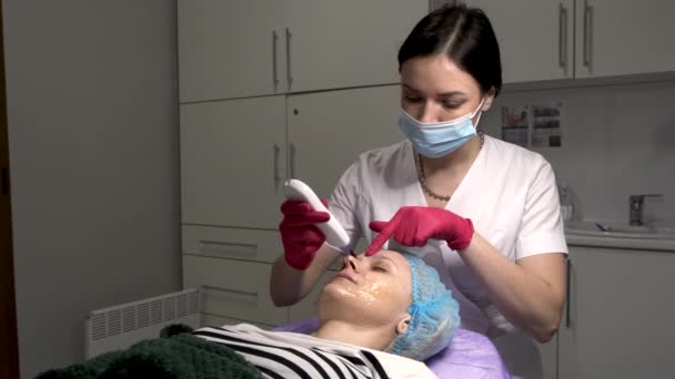 Esthéticienne professionnelle traitement de la peau avec machine à ultrasons. Mouvement lent. - Séquence, vidéo