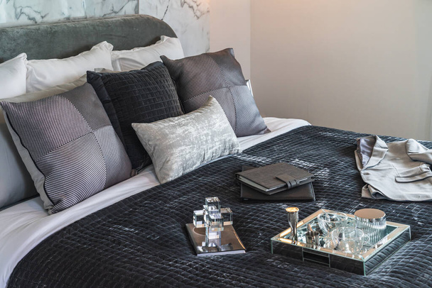 nowoczesny styl sypialnia z zestawem poduszek na łóżku, wystrój wnętrz - Zdjęcie, obraz