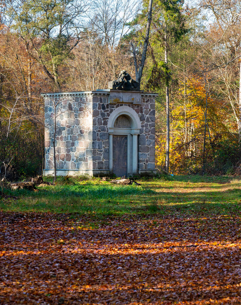 történelmi oszlop egy erdőben, közel a Rheinsberg kastély, Brandenburg, Németország - Fotó, kép