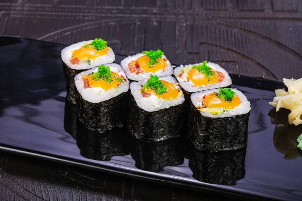 Японський рулон з лососем і соусом. - Фото, зображення
