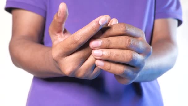 man lijdt pijn in de vinger geïsoleerd op wit, close-up  - Video