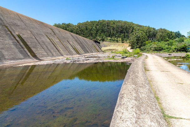 Zapora Salto z lasem i skałami, Sao Francisco de Paula, Rio Grande do Sul, Brazylia - Zdjęcie, obraz