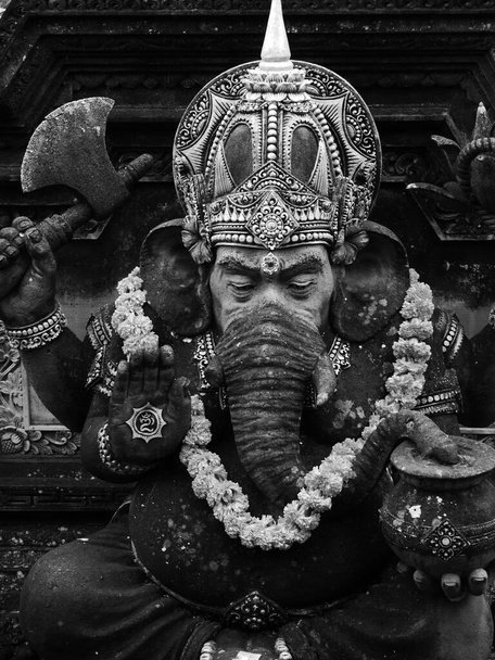 Negro y blanco primer plano de la estatua de Ganesh, el dios hindú cabeza de elefante, Ubud, Bali - Foto, Imagen