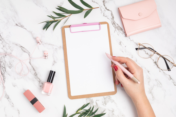 Työpöytä muistikirja ja nainen tarvikkeet vaaleanpunainen väri. Kotitoimisto, sosiaalisen median blogi, aikataulu, suunnittelu, organisointi konsepti. Flatlay, ylhäältä näkymä, mockup - Valokuva, kuva