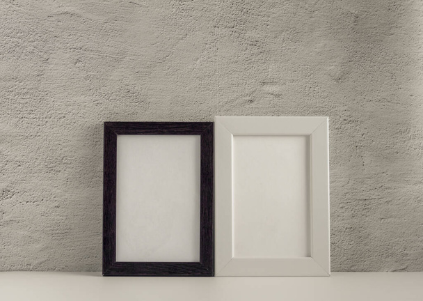 Dos marcos de fotos vacíos en una mesa o estante con una copia del espacio. - Foto, Imagen
