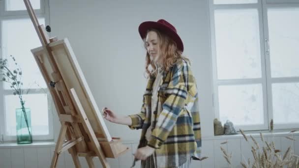 Artysta maluje na płótnie - Materiał filmowy, wideo