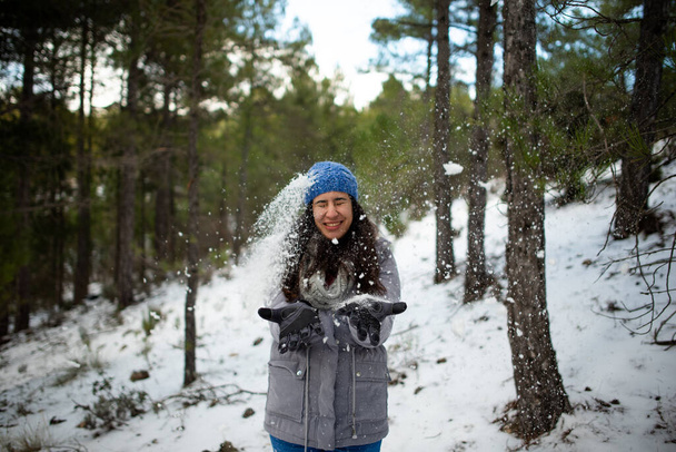 Chica jugando en la nieve blanca de montaña - Foto, Imagen