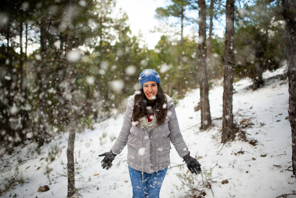 Dívka hraje v bílém horském sněhu - Fotografie, Obrázek