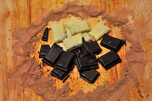 Несколько видов шоколада в какао круге на деревянной поверхности. - Фото, изображение