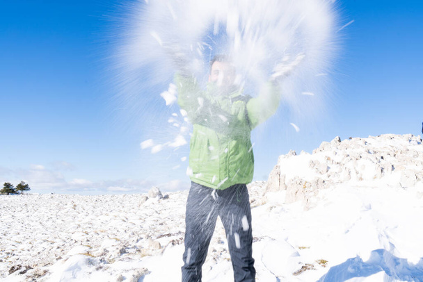 Homme jouant avec la neige - Photo, image