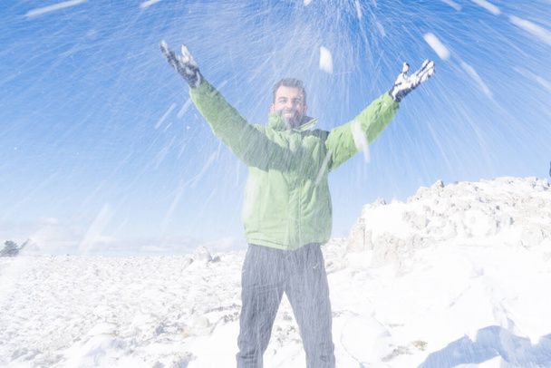 Homem brincando com neve - Foto, Imagem