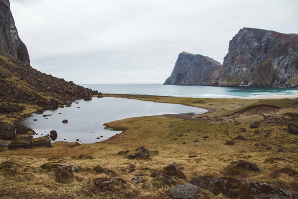 Góry i krajobrazy Norwegii na wyspach Lofoten. Naturalny krajobraz skandynawski. Miejsce na tekst lub reklamę. - Zdjęcie, obraz