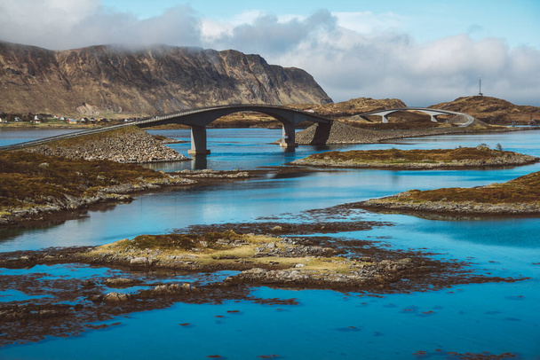 Lofoten adalarındaki Norveç dağları ve manzaraları. Doğal İskandinav manzarası. Metin veya reklam için yer. - Fotoğraf, Görsel