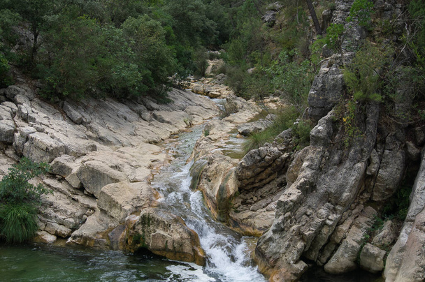 vista della sorgente del fiume Borosa nel Parco Naturale delle Sierras de Cazorla, Segura e las Villas, Andalusia, Spagna. Itinerario in una giornata di sole - Foto, immagini