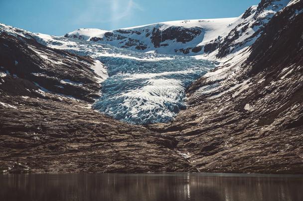 Prachtig landschap op de bergen en de gletsjer Svartisen landschap in Noorwegen Scandinavische natuur oriëntatiepunten ecologie concept. Blauwe sneeuw en ijs. - Foto, afbeelding