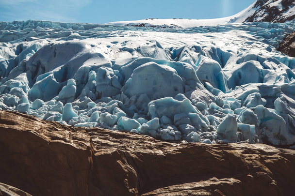 山の美しい景色とノルウェーのスヴァルツェン氷河の風景スカンディナヴィアの自然ランドマーク生態学の概念。青い雪と氷. - 写真・画像