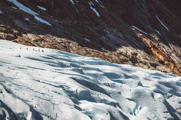 Hermoso paisaje en las montañas y el paisaje glaciar Svartisen en Noruega escandinava naturaleza hito concepto de ecología. Nieve azul y hielo. - Foto, Imagen