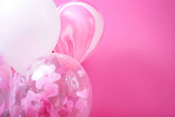 Розовые и белые шарики с гелием на розовом фоне - Фото, изображение