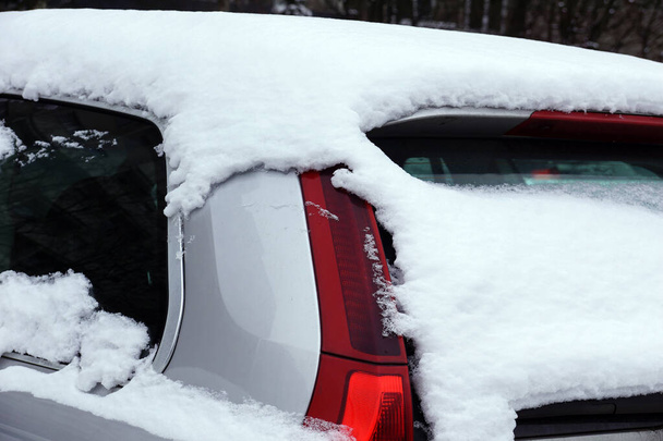 車の凍結雪の厚い層で覆われた。冬の不動産駐車場. - 写真・画像