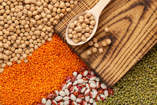Luštěniny, sada různých fazolí, čočka a hrášek pozadí, horní pohled. Koncept zdravých a bílkovinných potravin. - Fotografie, Obrázek