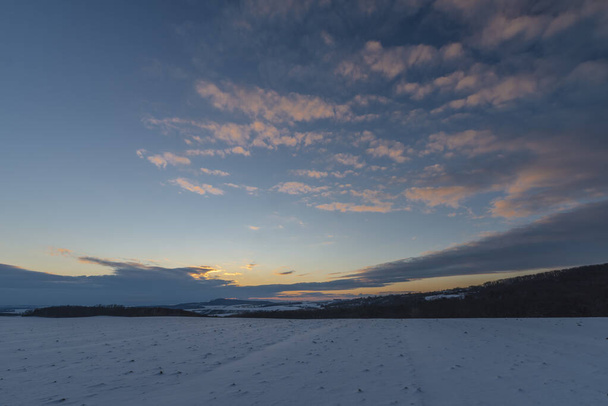 Vista do pôr do sol perto da aldeia Celoznice e da cidade de Kyjov no inverno noite bonita fria - Foto, Imagem