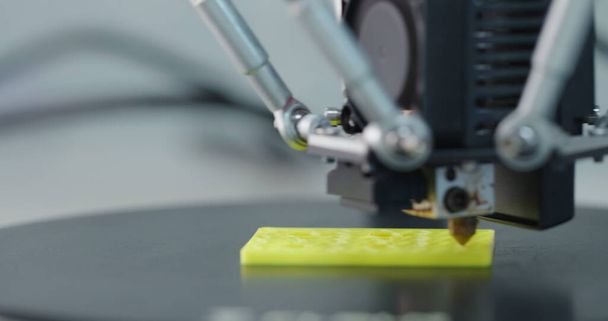 Machine d'impression 3D imprimant un morceau de plastique - Photo, image