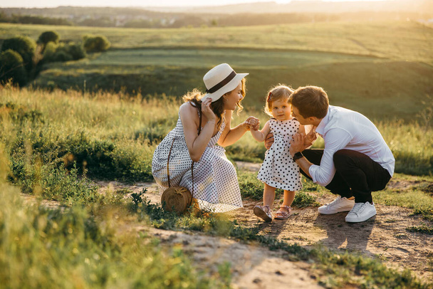 Ευτυχισμένη οικογένεια διασκεδάστε στα βουνά το ηλιοβασίλεμα - Φωτογραφία, εικόνα