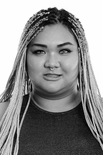 volto di giovani felice grasso asiatico donna sorridente indossare naso anello - Foto, immagini