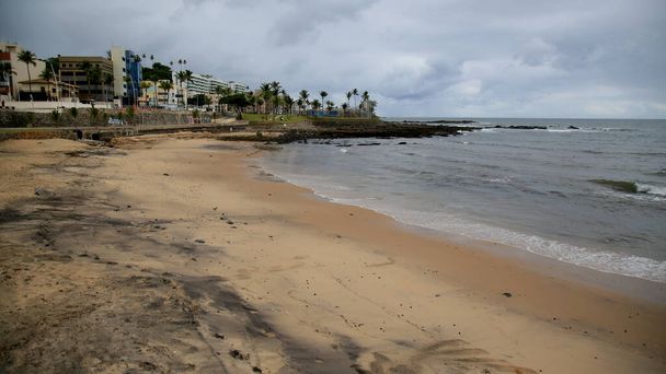 salvador, bahia, brasil - 15 de enero de 2021: vista de la playa de Ondina en la ciudad de Salvador. La playa está cerrada al público debido al coronavirus pandémico. - Foto, Imagen