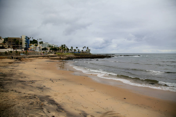 salvador, bahia, Brazílie - 15. ledna 2021: pohled na pláž Ondina ve městě Salvador. Pláž je uzavřena pro veřejnost kvůli pandemickému koronaviru. - Fotografie, Obrázek
