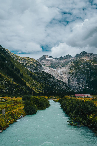River going through some mountains - Fotografie, Obrázek
