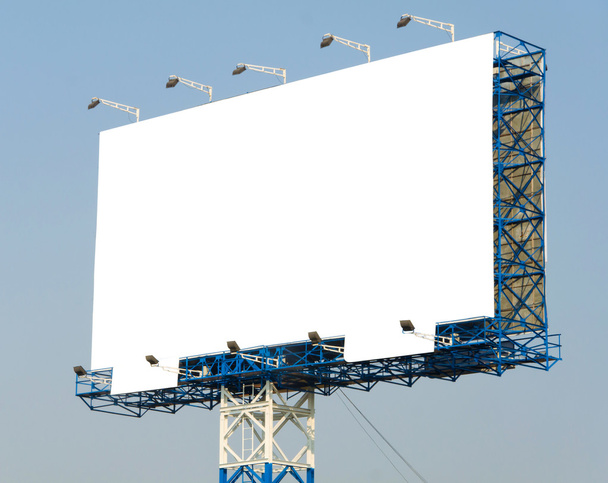 Порожній рекламний щит готовий для нової реклами та блакитного неба
 - Фото, зображення