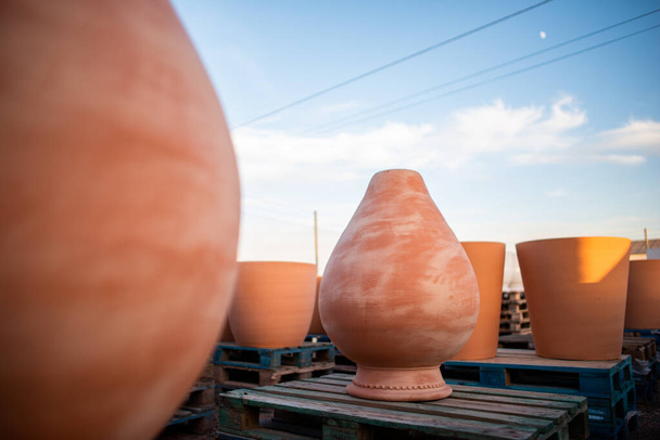 Empresa tradicional de cerámica, arcilla, tierra, maquinaria - Foto, Imagen
