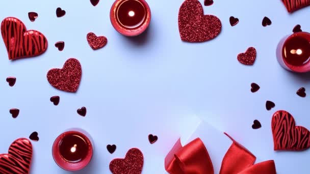 День святого Валентина подарочная коробка, красные сердечки любви, романтические свечи на белом фоне. Романтический шаблон сообщения с копировальным пространством. Вид сверху. Вид сверху. - Кадры, видео