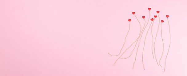 Plantilla de tarjeta de felicitación de San Valentín. Fondo rosa con pequeños corazones rojos. Copiar espacio. Acostado plano, con la parte superior. Banner - Foto, Imagen