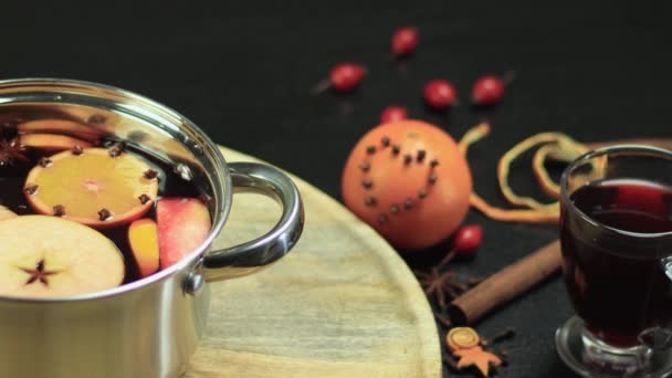 Hete glintwein in een pan draaiend op een houten dienblad - Video