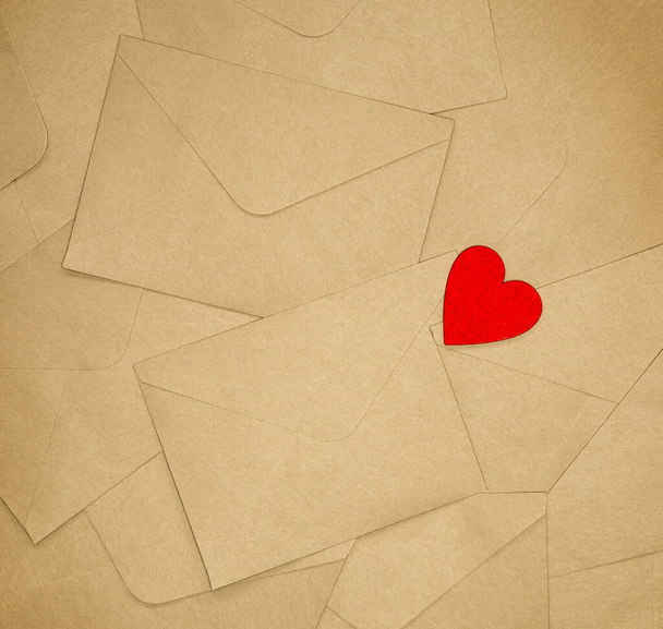 Marrón varios sobres con fondo rojo del corazón. Feliz concepto de San Valentín. Vista superior, espacio de copia - Foto, Imagen