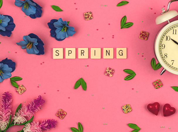 Tavaszi lakás feküdt háttér, betű, szépség és dekoratív virágok, kiegészítők. Kiváló minőségű fénykép - Fotó, kép