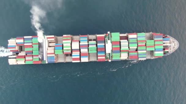 Widok z lotu ptaka na statek towarowy z kontenerami.  - Materiał filmowy, wideo