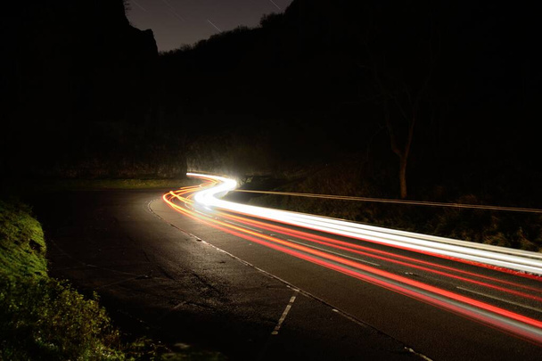Dlouhá expozice automobilů projíždějících soutěskou Cheddar v Somersetu v noci - Fotografie, Obrázek