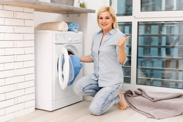 Prace domowe, młoda kobieta robiąca pranie - Zdjęcie, obraz