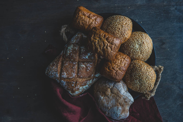 Házi kenyér az asztalon, mint egészséges étel koncepció - Fotó, kép