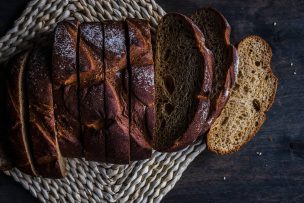 Домашній хліб на столі як концепція здорової їжі
 - Фото, зображення