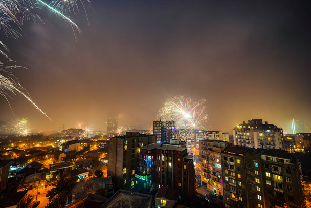 Ohňostroj v 00: 00 o půlnoci 01 ledna 2021, setkání s Novým rokem v centru města Tbilisi, Gruzie - Fotografie, Obrázek
