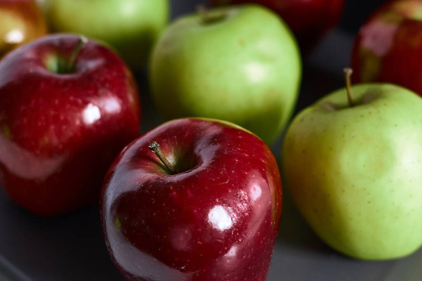 varias manzanas rojas brillantes y manzanas verdes. primer plano de manzanas rojas y verdes - Foto, Imagen